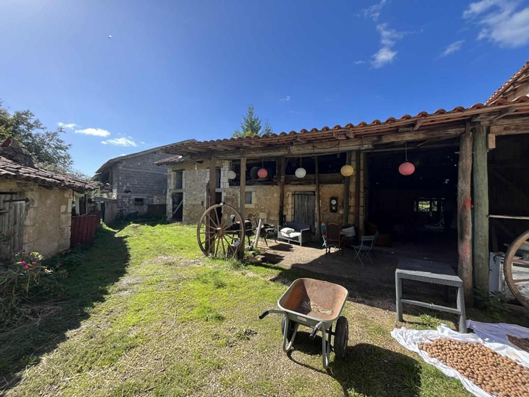 SAINT-FRONT-D'ALEMPS Ferme Saint Front D'Alemps avec terres et dépendances 1