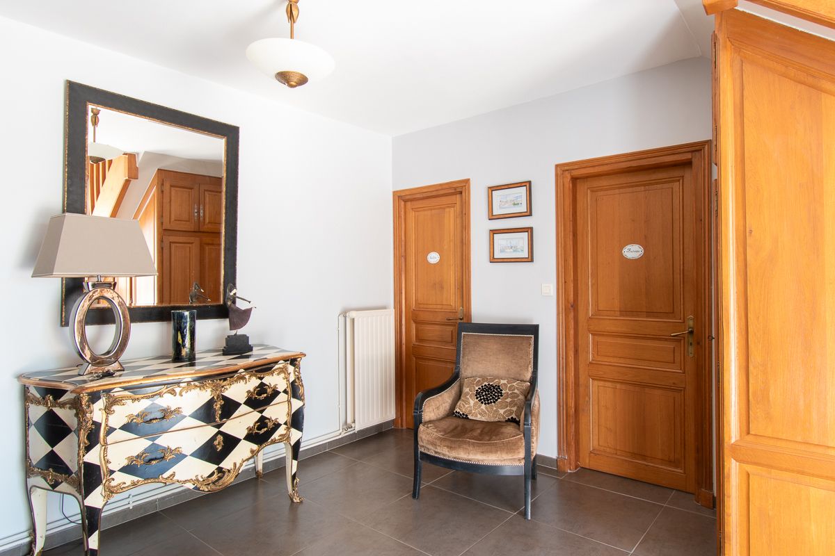 VIERZON Maison Vierzon 245.35 m2 - 9 pièces - 6 chambres - 4