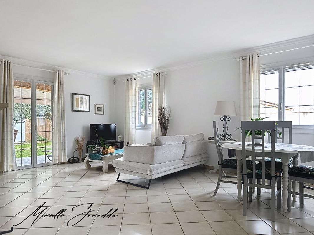 REDESSAN Maison Redessan 5 pièces 3 chambres de101 m² avec piscine terrasse et garage 2