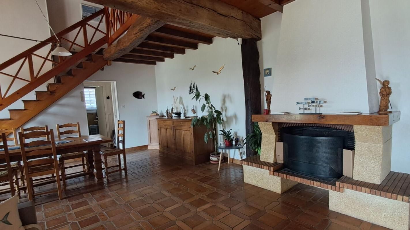 SUPERBE MAISON  DE CHARME  137 M2  TERRAIN  PLAT 1600 M2  GARAGE  PREAU