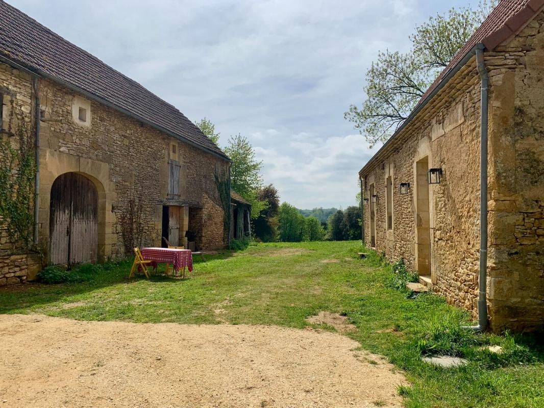 BEYNAC-ET-CAZENAC Maison 3 pièce(s) 99.54 m2 Dépendances 211 m2 terrain 3518 m2 2