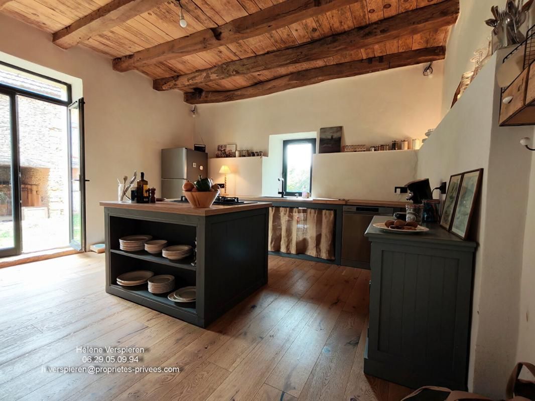 BEYNAC-ET-CAZENAC Maison 3 pièce(s) 99.54 m2 Dépendances 211 m2 terrain 3518 m2 3