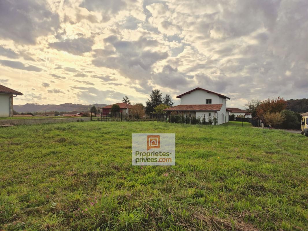 ARANCOU Terrain viabilisé libre de constructeur divisible en deux parcelles 1