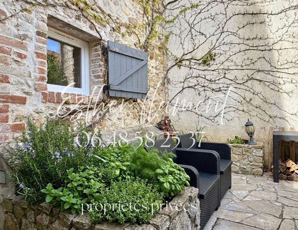 CARDET maison de village rénovée en pierre avec grand garage et cour 1