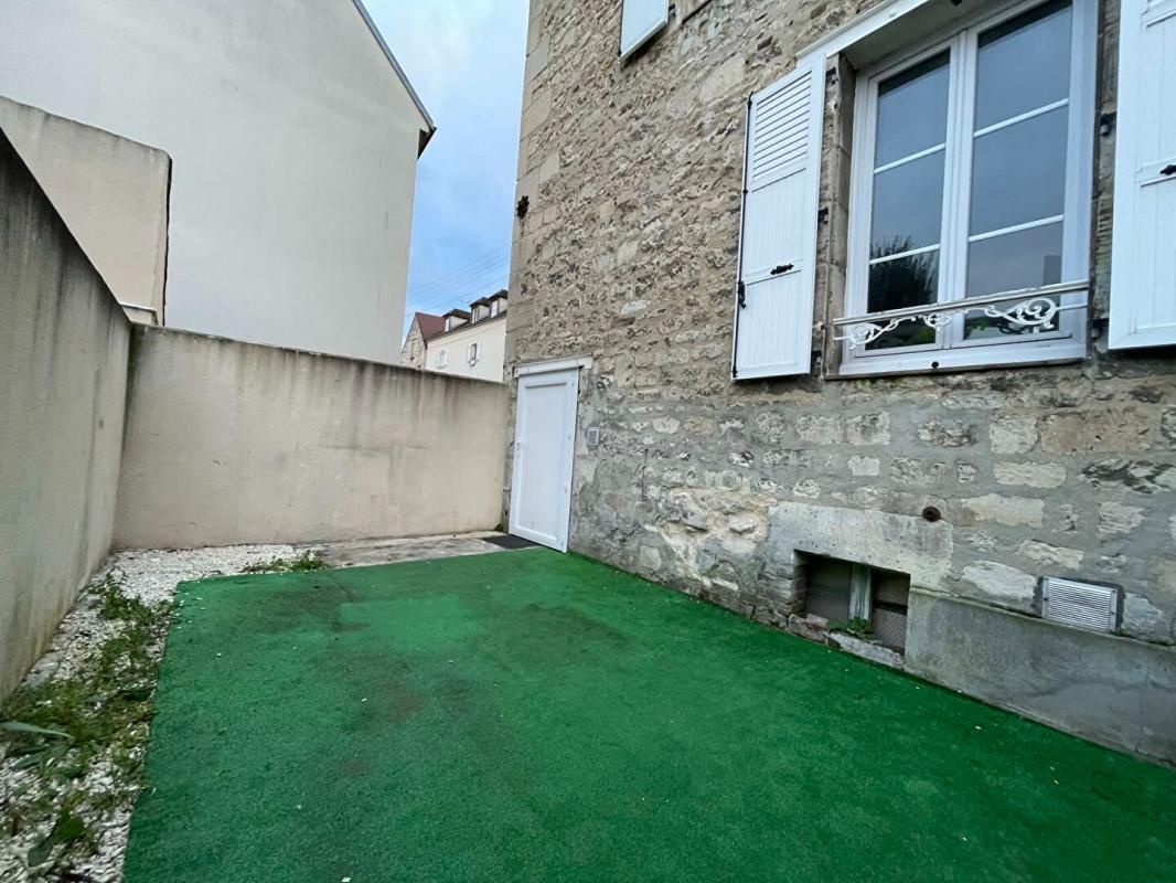 PONT-SAINTE-MAXENCE Maison de ville 3 chambres avec court privée 2