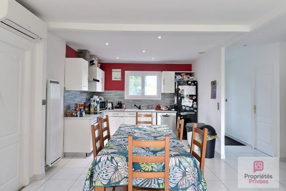 LA VALLEE Maison 5 pièces de 106 m2 - 4 chambres - petit garage - terrasse plein sud - 3 places privatives dans la propriété -cabanon de jardin- 4