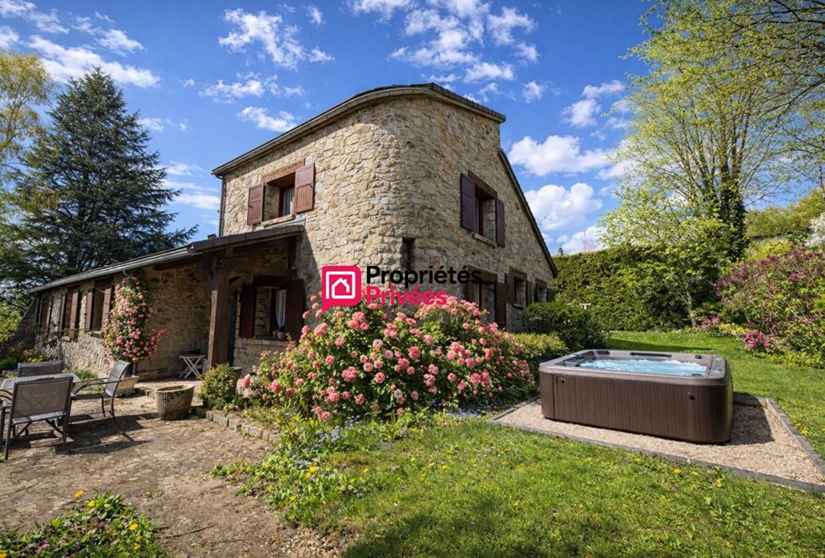 MANZAT Maison T6 de caractère en pierre  située entre Manzat et Pulvérières de 164m² . Terrain 3040m² à vendre 1