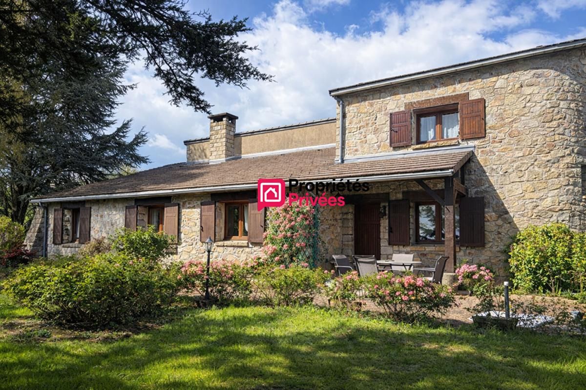 MANZAT Maison T6 de caractère en pierre  située entre Manzat et Pulvérières de 164m² . Terrain 3040m² à vendre 2