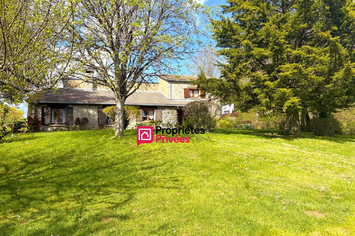 MANZAT Maison T6 de caractère en pierre  située entre Manzat et Pulvérières de 164m² . Terrain 3040m² à vendre 3