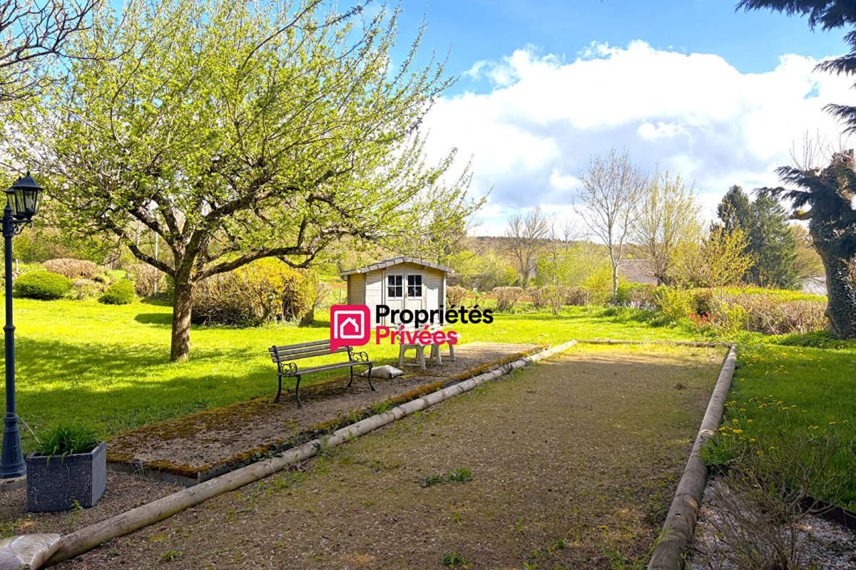 MANZAT Maison T6 de caractère en pierre  située entre Manzat et Pulvérières de 164m² . Terrain 3040m² à vendre 4