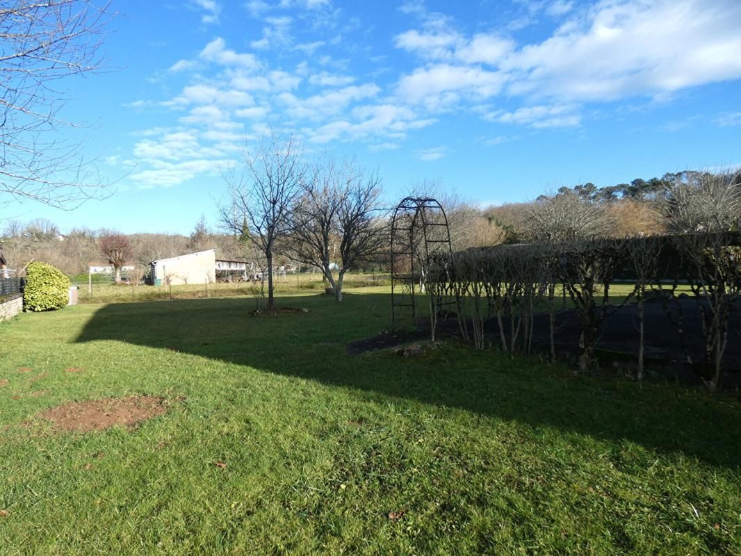 CHERVEIX-CUBAS Maison Cherveix Cubas 90 m2 / sous-sol / studio / jardin 1000m² 2