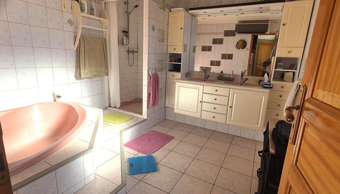 SAINT-DIZIER Belle Maison Individuelle en Pierre ou de Caractère de 131 m² à Remettre à votre Goût avec sa Cour sécurisée de 100 m², Terrasse de 28 m², Sas d'entrée, Sous-sol complet de 73 m² avec Buanderie, Atelier, Cave, Chaufferie PAC Air-Air, Climatisation, Pannea 4