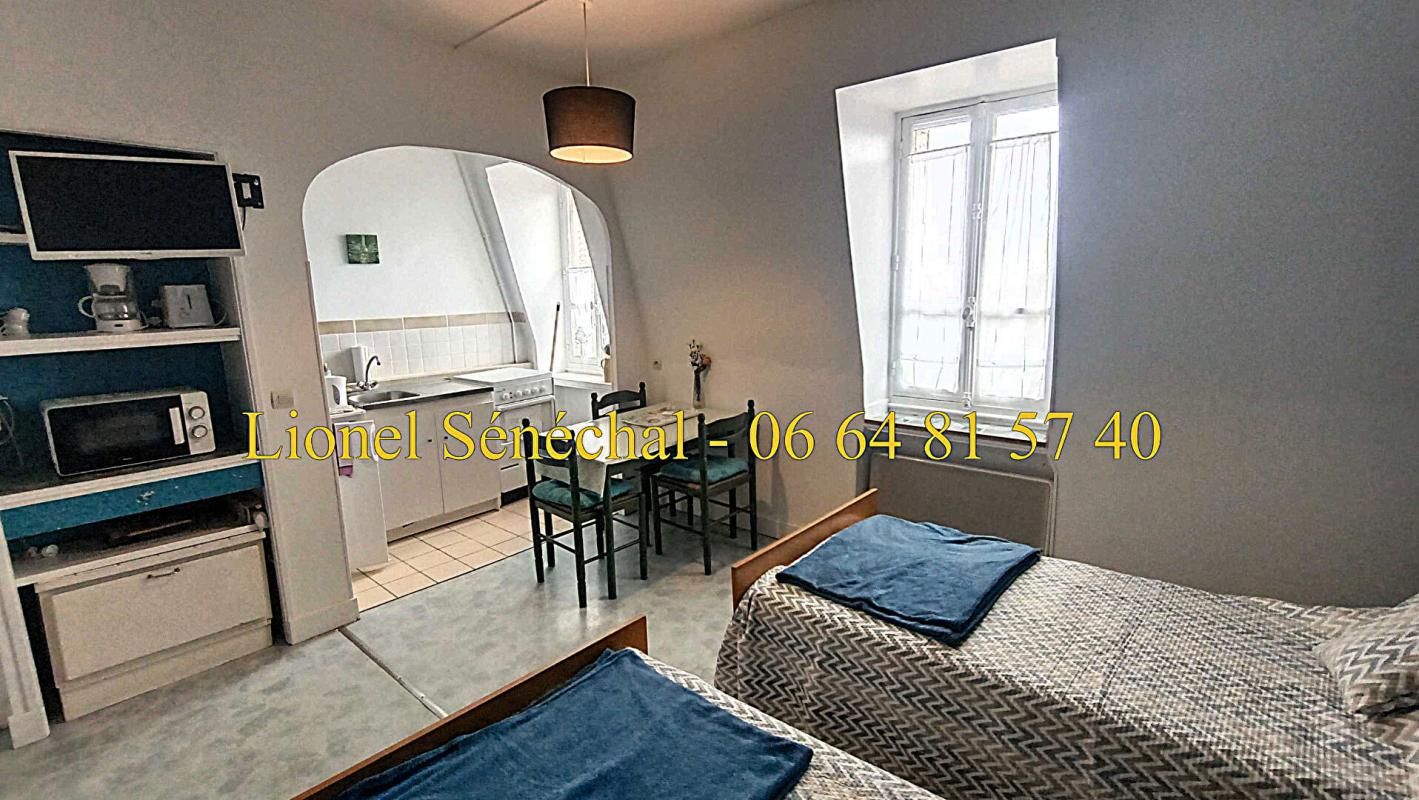 BAGNOLES-DE-L'ORNE Demeure de prestige en pierre de taille avec ses vitraux avec 12 studios pour une superficie de 300 m2 habitables en plein coeur du centre ville de Bagnoles de l'  Orne 4