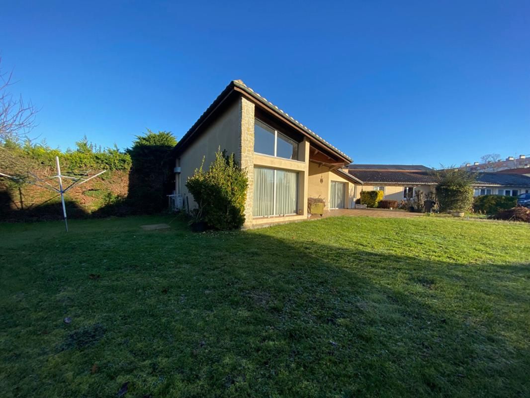 SAINTES EXCLUSIVITE Maison de  5 pièces  avec dépendance/ local d'activité  de  3 pièces de 55 m2 1