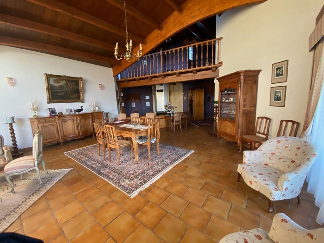 SAINTES EXCLUSIVITE Maison de  5 pièces  avec dépendance/ local d'activité  de  3 pièces de 55 m2 2