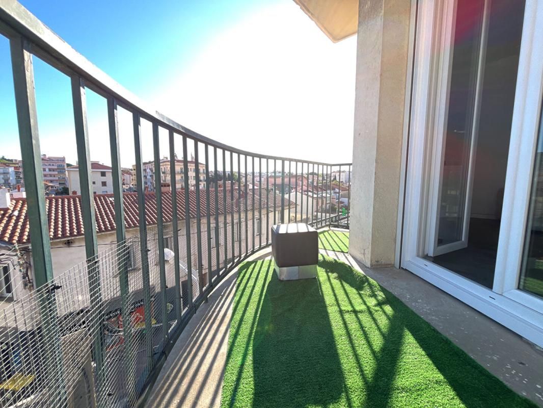 Charmant appartement de type T3/T4 de 106 m² très spacieux avec balcon au 2 ème étage sans ascenseur