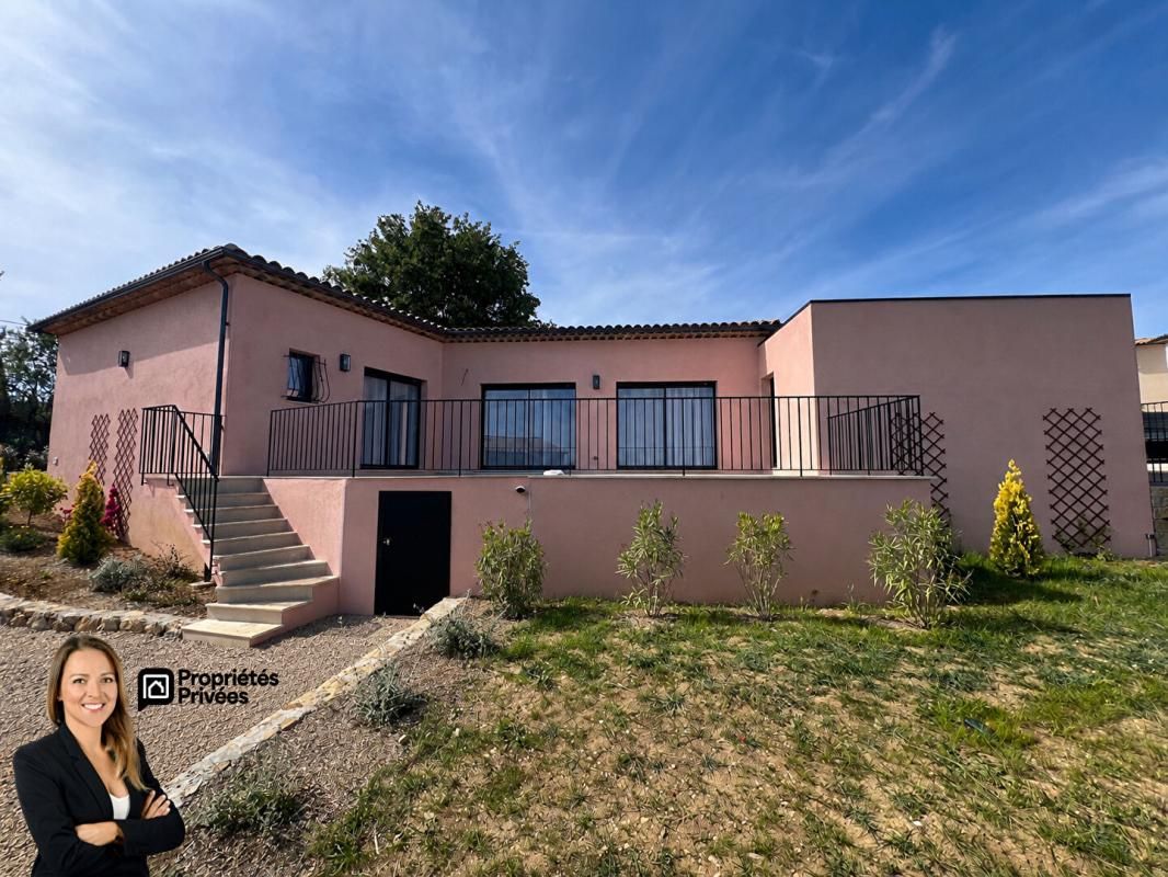 Maison de plain pied avec garage et piscine