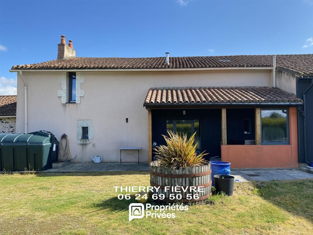 CERSAY Val en Vignes 79290 - Propriété de caractère 409 m²  Maison 4 chambres + 3 gîtes possibles  Fort potentiel locatif ou projet mixte 3