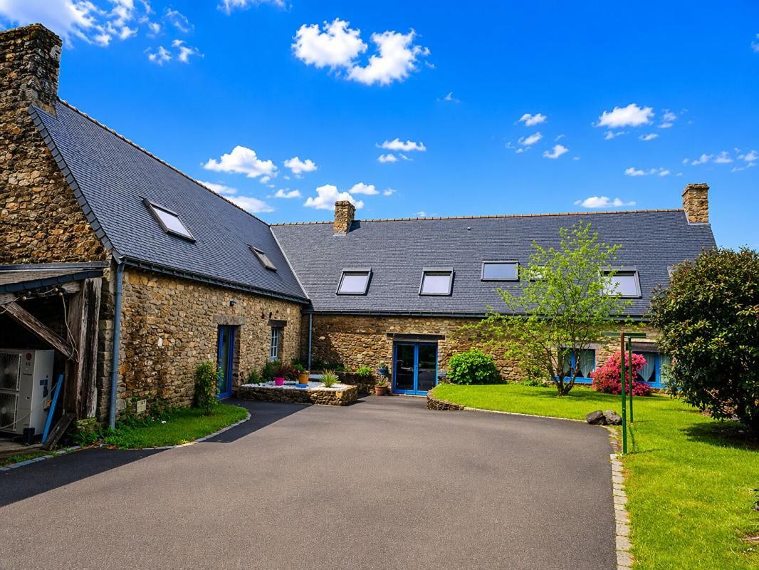 CLEGUER Longère de charme rénovée - 210 m² habitables + dépendances - Terrain 1 488 m²  -  15 min de Lorient et 20 min des plages - Morbihan - Environnement calme - Exposition plein sud 2