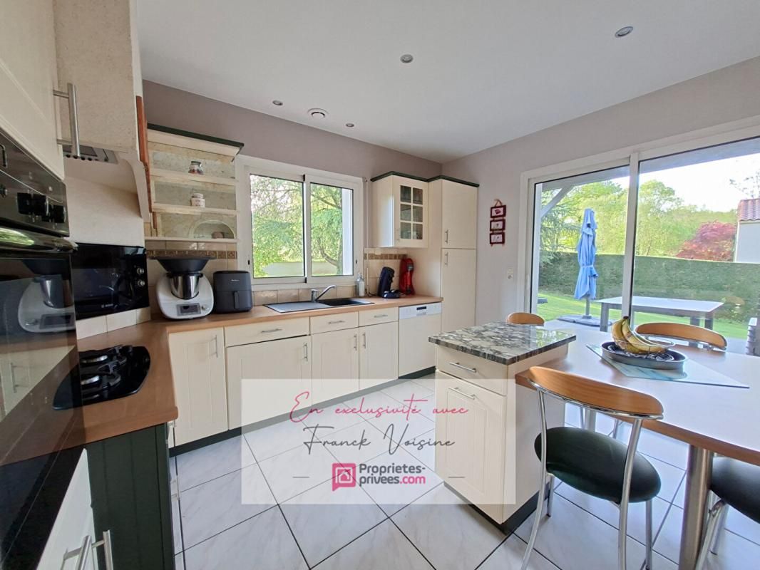 SAINT-MICHEL-MONT-MERCURE A VENDRE en Exclusivité à Saint Michel Mont Mercure, maison de 124 m2 avec 4 chambres et 1 bureau sur un parc arboré de 3812 m2 3