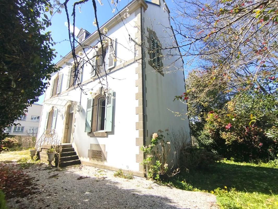 Maison de maître centre bourg avec terrains constructibles