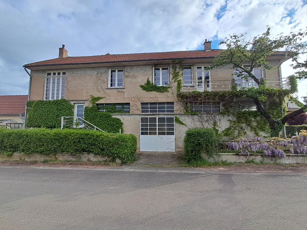 CHAMPFORGEUIL Maison  7 pièce(s) 177 m2 1