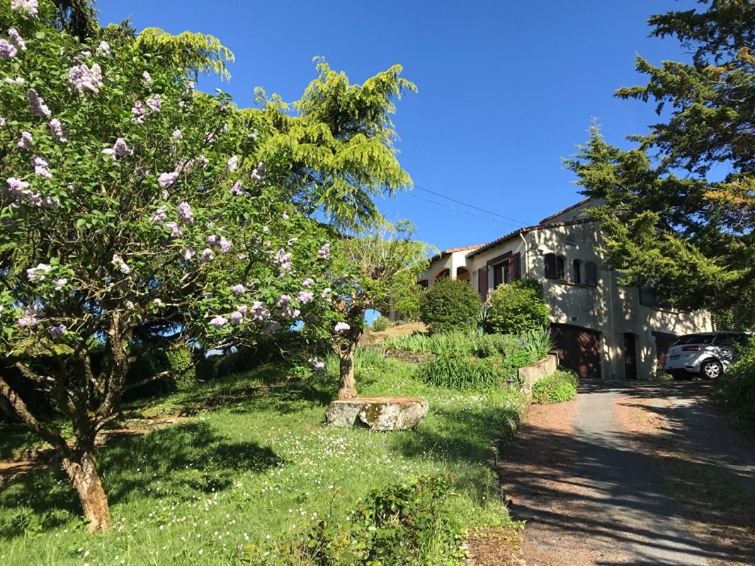 POUZAUGES Maison Pouzauges 85700, 2 chambres  plus logement 1