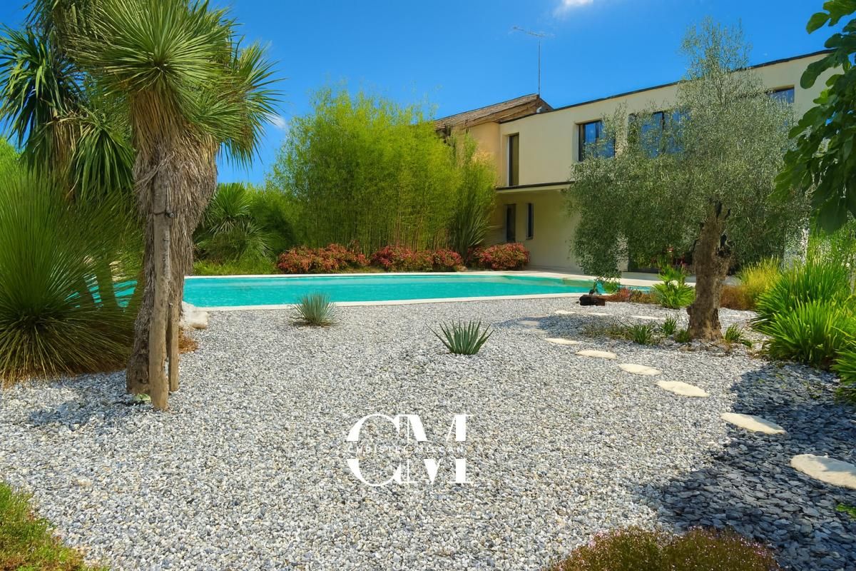 MONTPON-MENESTEROL Maison Montpon Menesterol 7 pièces 339 m2 sur une parcelle de 6400 m² piscine 1