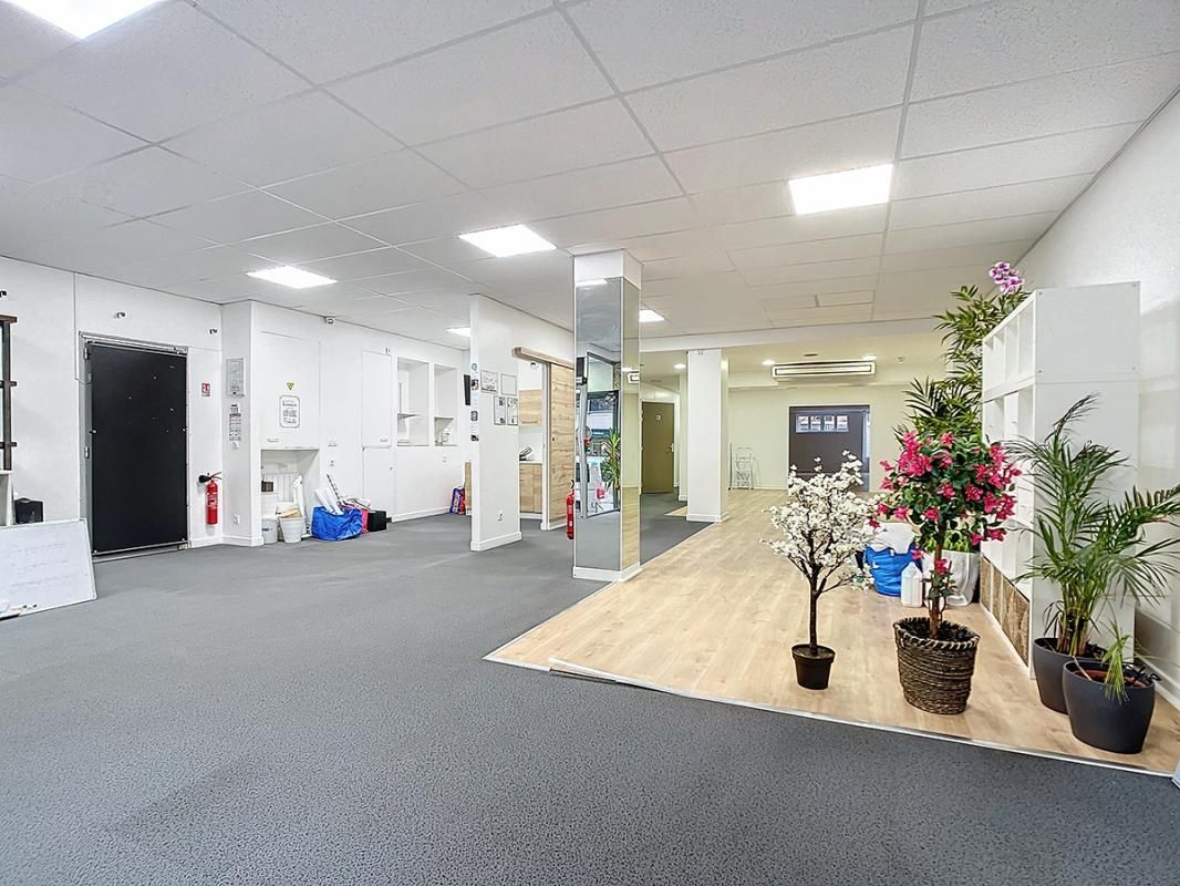 CHAMBERY 73000 CHAMBERY - MURS LIBRES,  Local commercial 500 m² 4