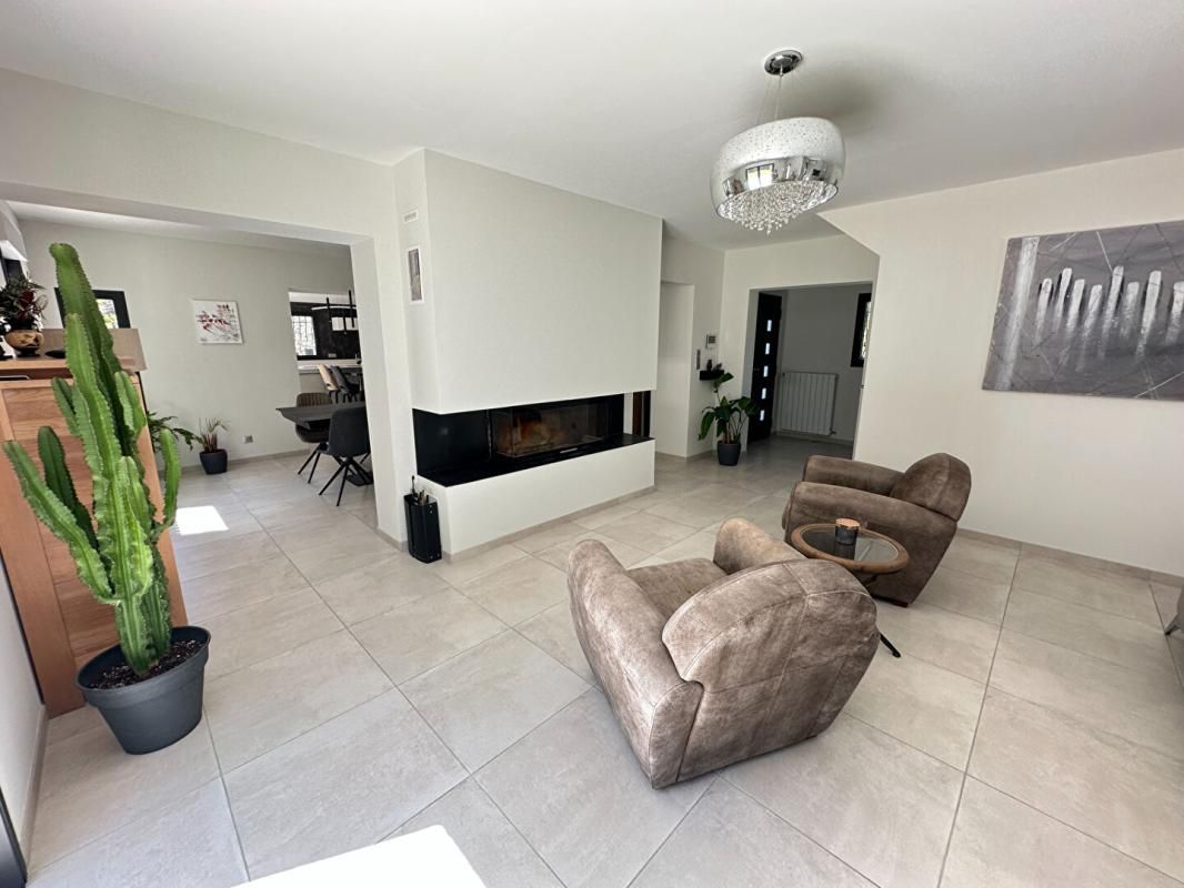 ROGNES Rognes Villa Rénovée d'Exception sur 2 Hectares avec Piscine et Vue Nature 4