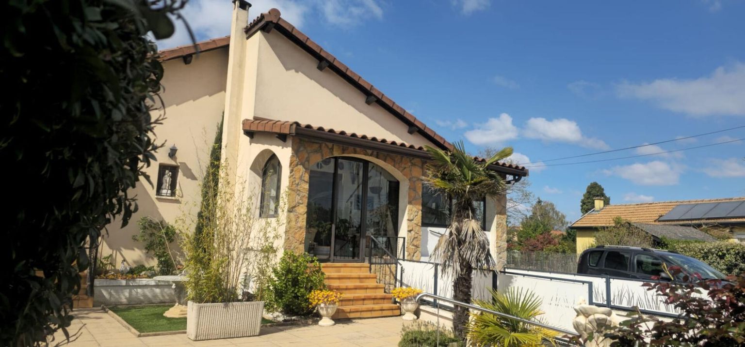 MEYZIEU Maison Meyzieu 7 pièce(s) 173 m2 1