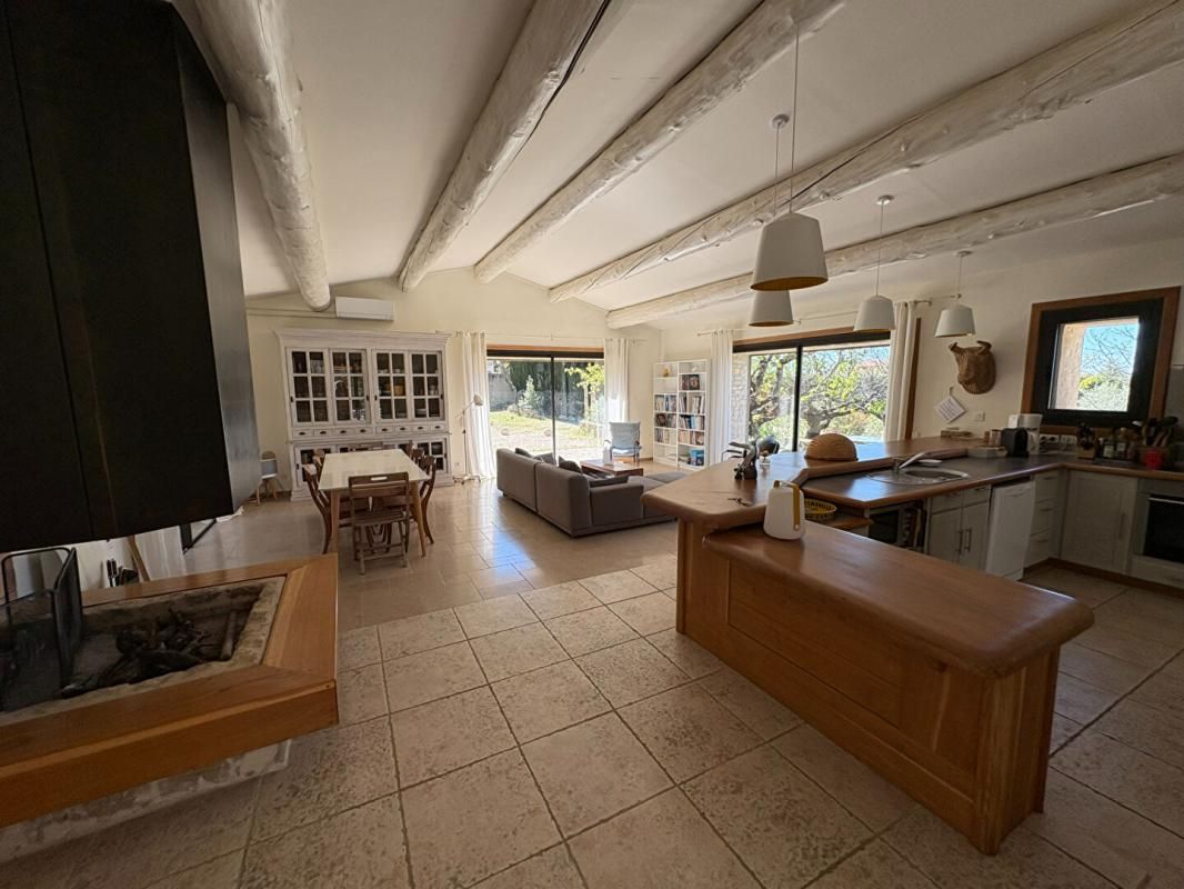 PERNES-LES-FONTAINES Bergerie en pierres sur les hauteurs 4