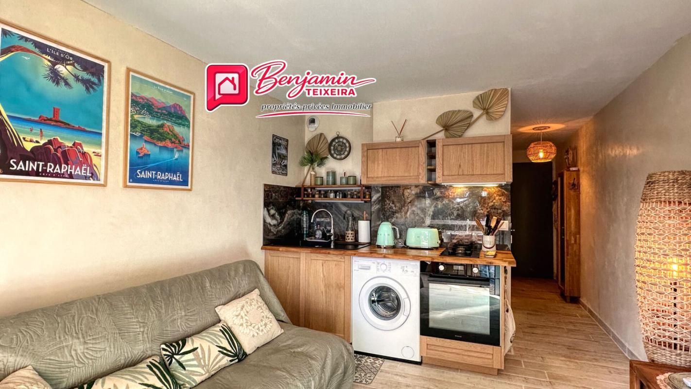 SAINT-RAPHAEL Appartement Saint Raphael 1 pièce(s) 21.66 m2 + Terrasse + Parking privé 3
