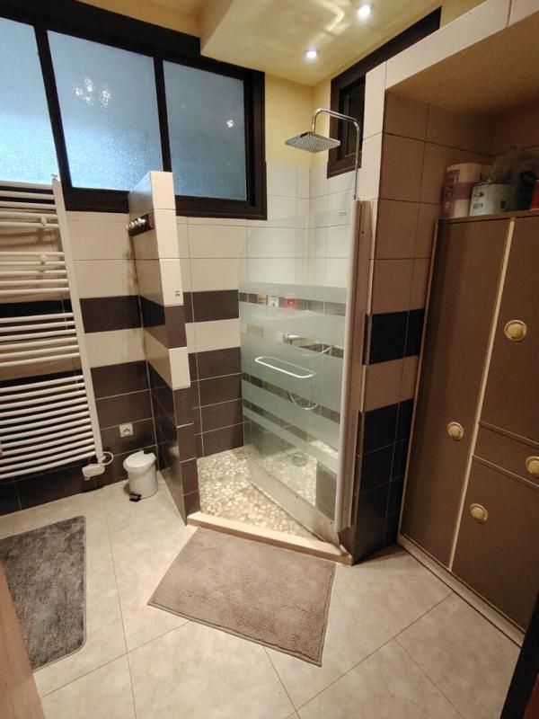 MOISY Très belle bâtisse  avec cour fermée et  nombreuses dépendances 4