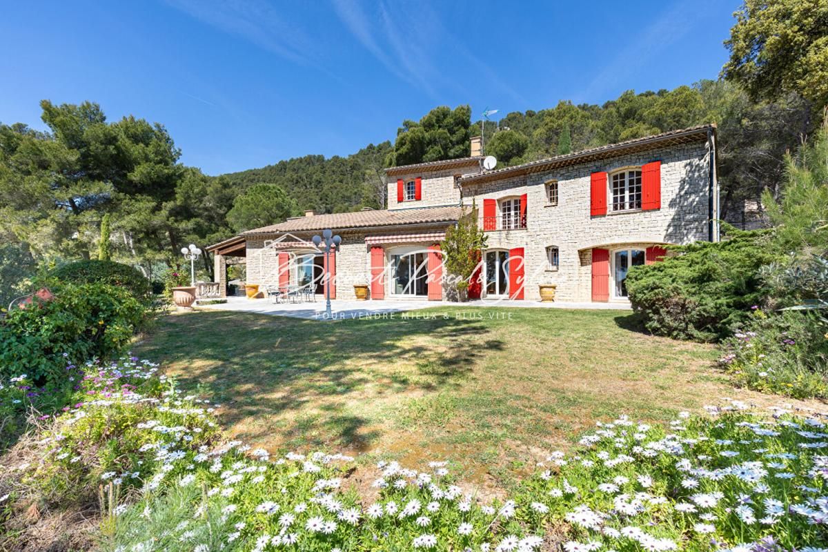 BEAUMES-DE-VENISE Beaumes-de-Venise.  Vue dominante, volumes rares, potentiel évident 2