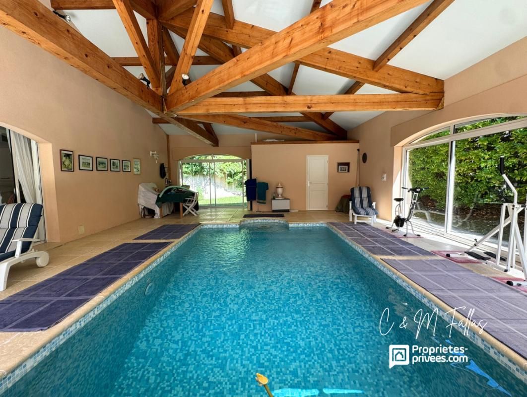 MALAUCENE VILLA de plain-pied ,170 m², piscine intérieure, parc arboré, garage 1
