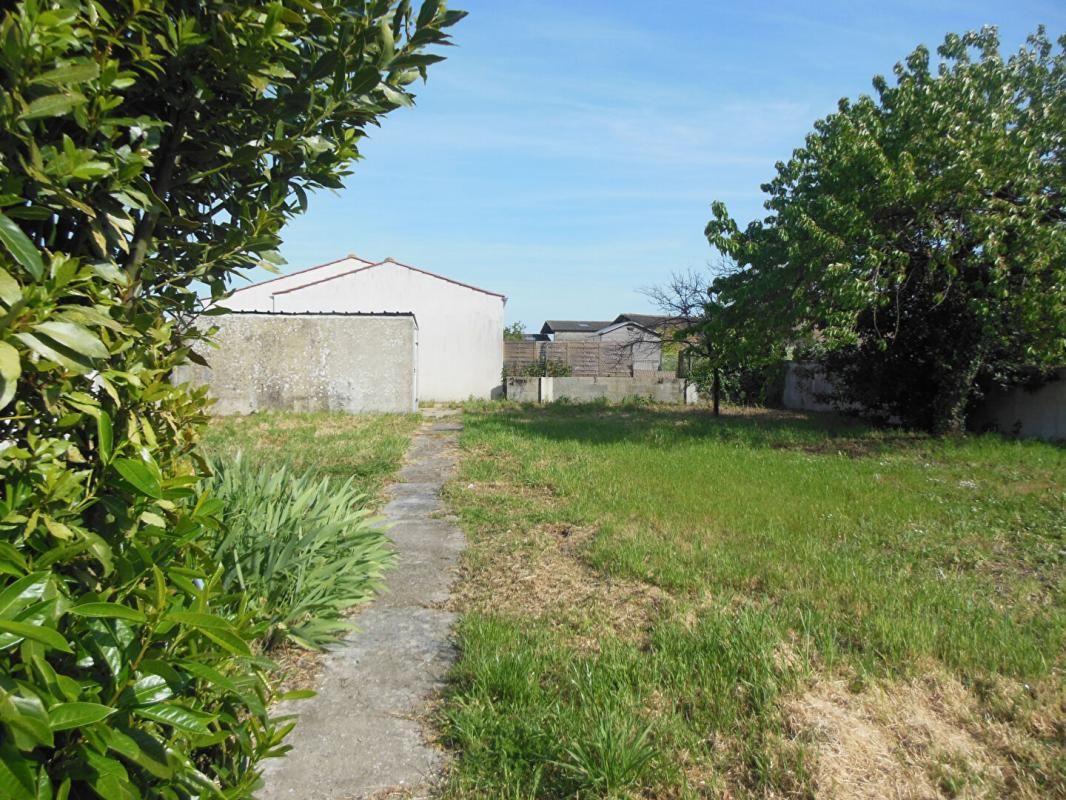 SAINT-SULPICE-DE-ROYAN Maison de village, centre-ville 2 min à pied dans un environnement calme 3