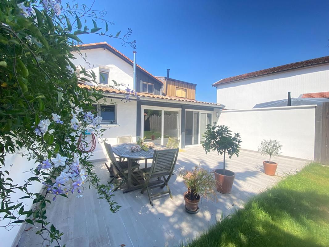 BORDEAUX Maison rénovée 4 chambres et beau jardin 2