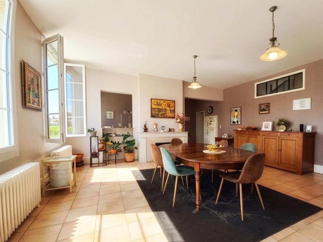 COUTRAS Centre ville: Demeure d'Exception : L'Équilibre Parfait entre Caractère et Volume 3