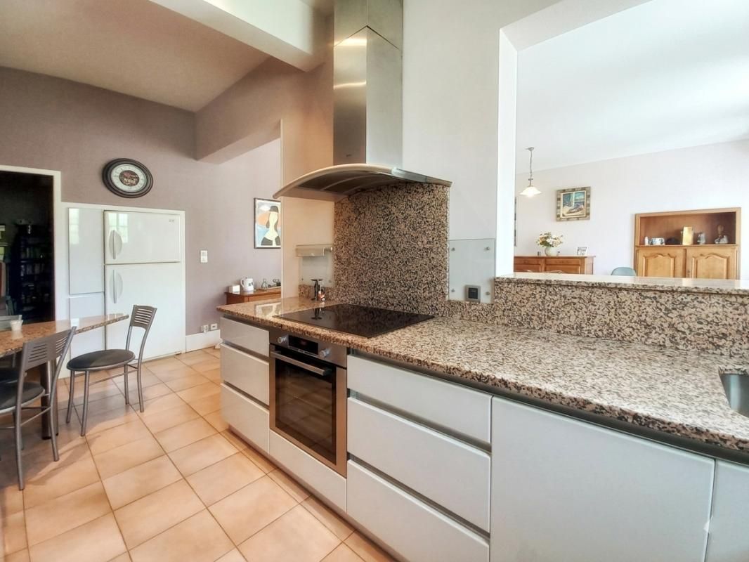 COUTRAS Centre ville: Demeure d'Exception : L'Équilibre Parfait entre Caractère et Volume 4