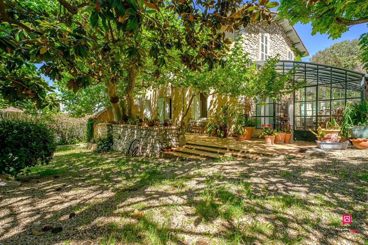 MARSEILLE-11E-ARRONDISSEMENT Maison 10 pièce(s) 330 m2 avec terrain 4000 m² et Piscine 1