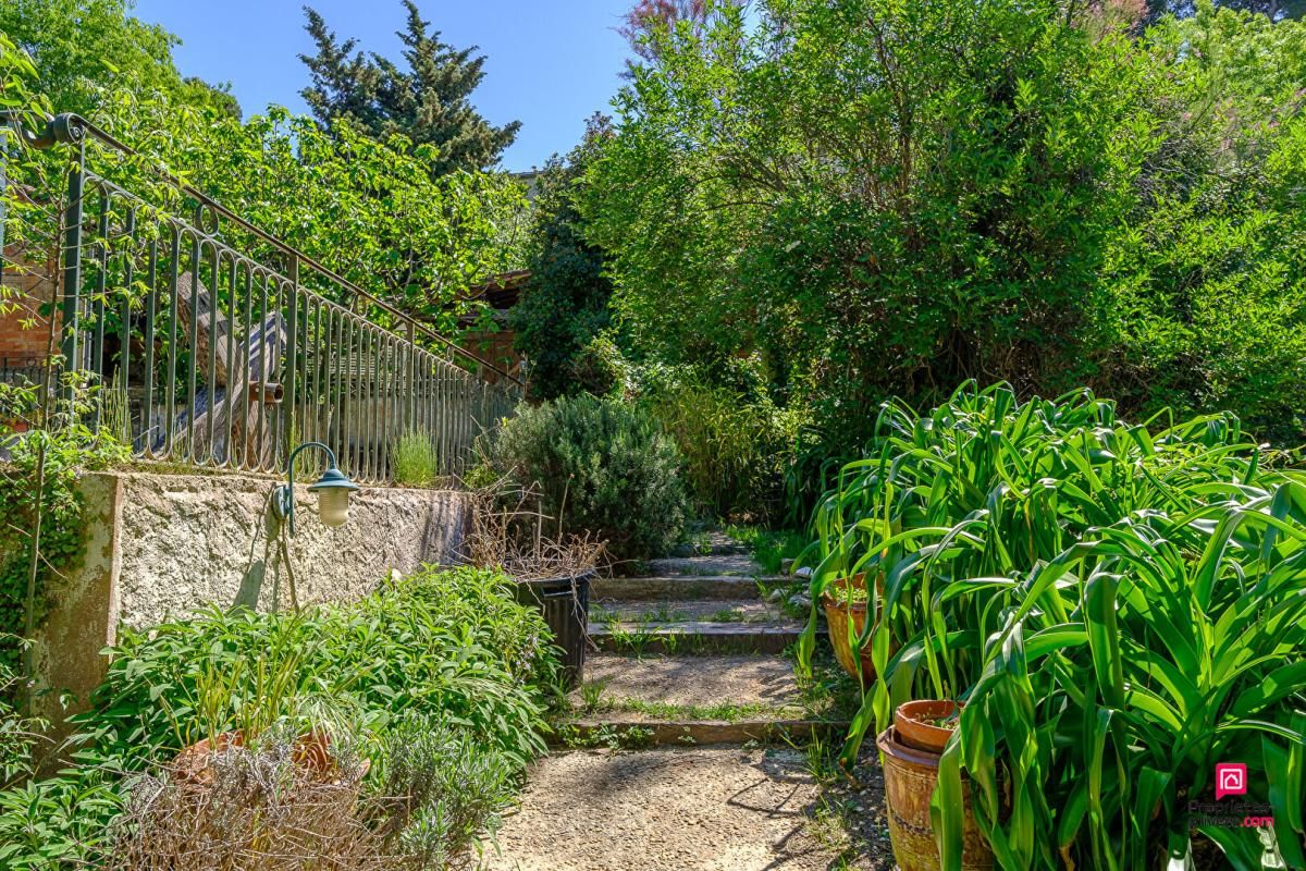 MARSEILLE-11E-ARRONDISSEMENT Maison 10 pièce(s) 330 m2 avec terrain 4000 m² et Piscine 2