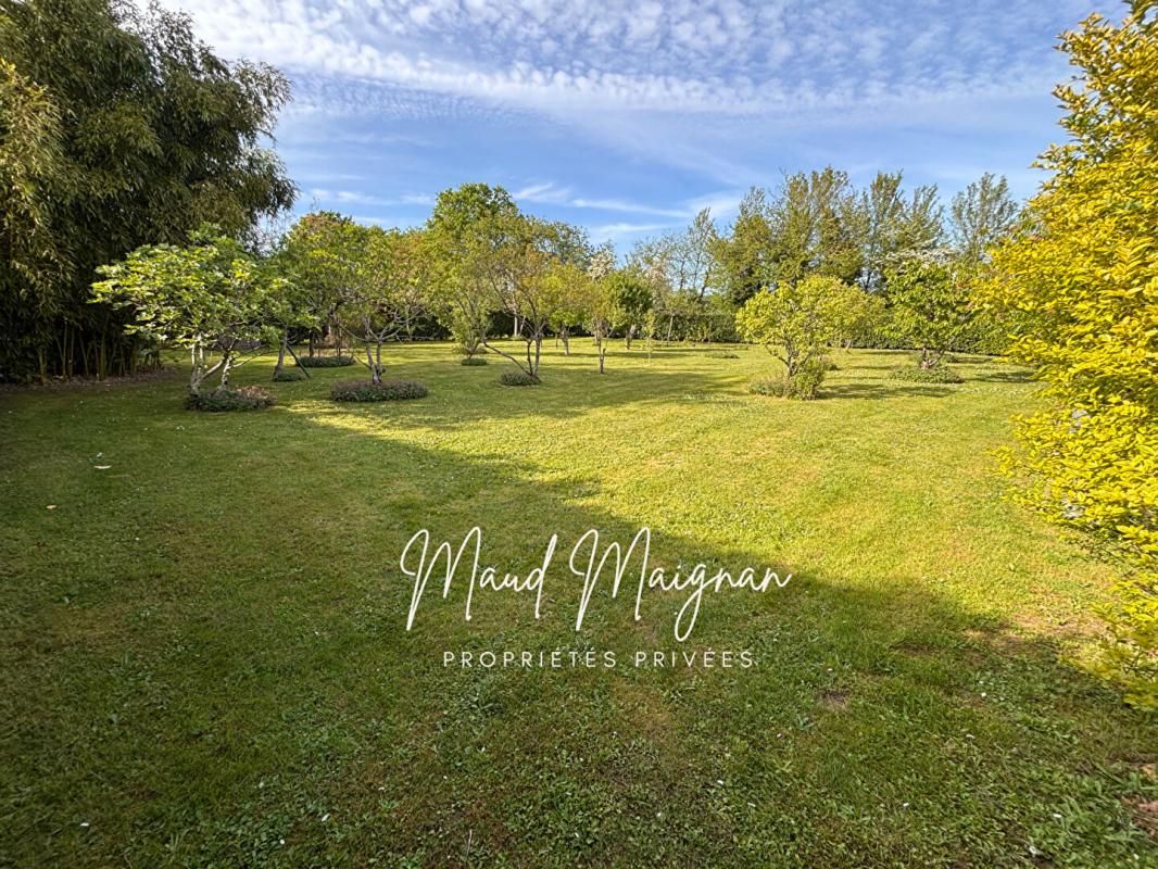 SEGRE Propriété familiale, très beaux volumes, piscine et atelier, cadre calme et sans vis-à-vis 2