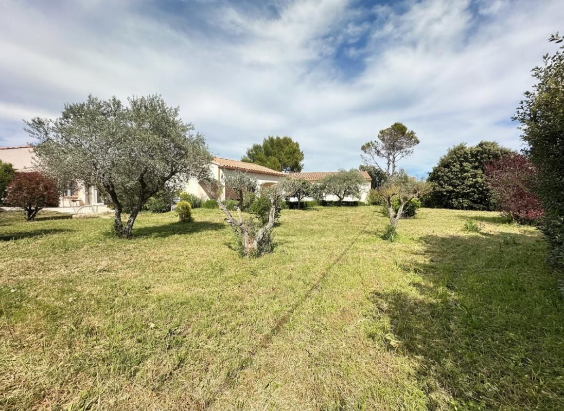 LANCON-PROVENCE Maison de plain-pied lumineuse avec piscine et grand terrain arboré à Lançon-de-Provence 2