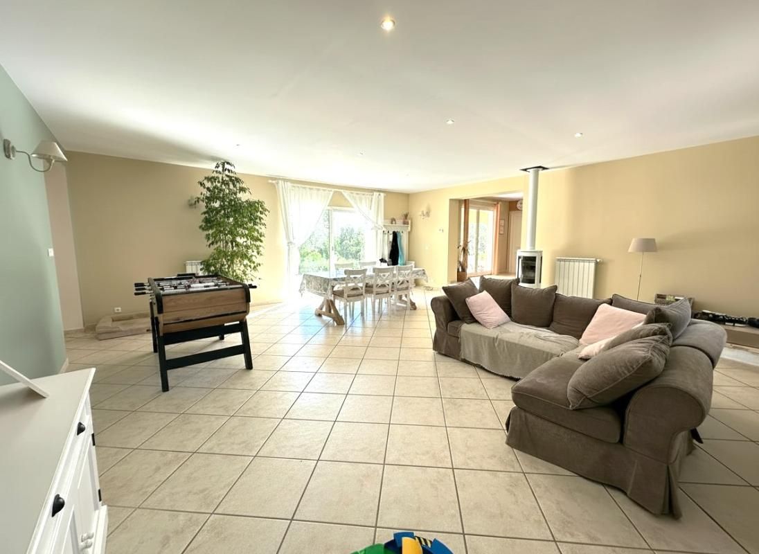 LANCON-PROVENCE Maison de plain-pied lumineuse avec piscine et grand terrain arboré à Lançon-de-Provence 3