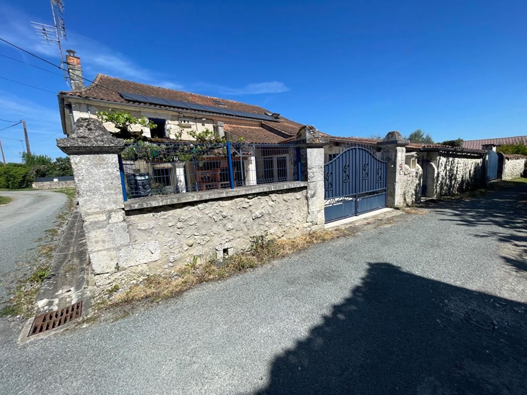 LEGUILLAC-DE-CERCLES Maison  de charme en pierre 3