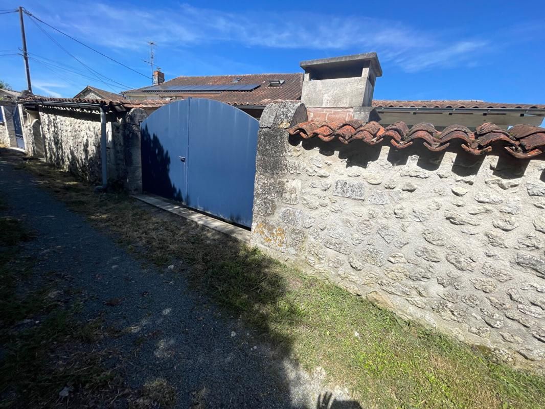 LEGUILLAC-DE-CERCLES Maison  de charme en pierre 4