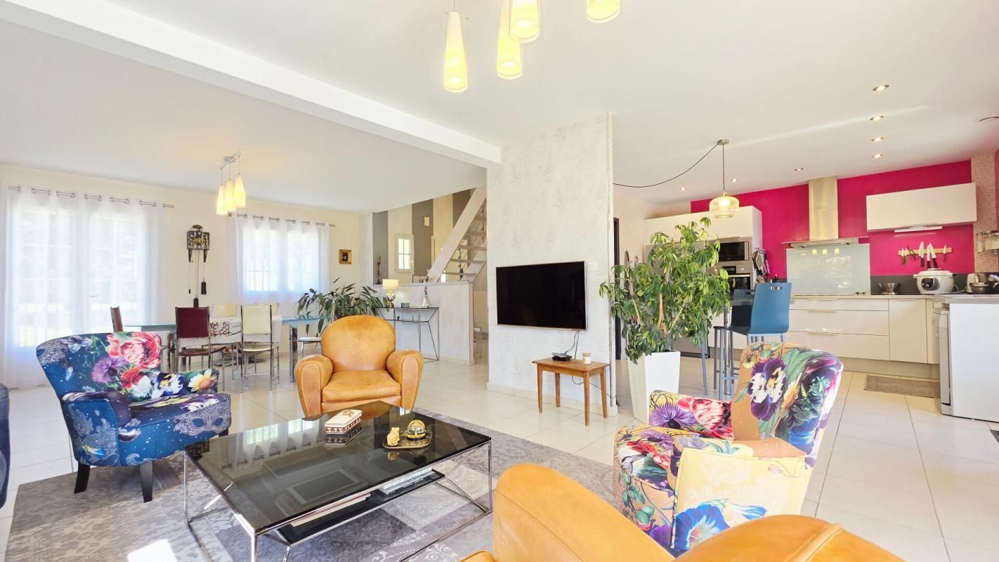 SAINT-DOULCHARD SAINT DOULCHARD MAISON 8 PIECES 6 CHAMBRES PISCINE GARAGE DÉPENDANCE 3