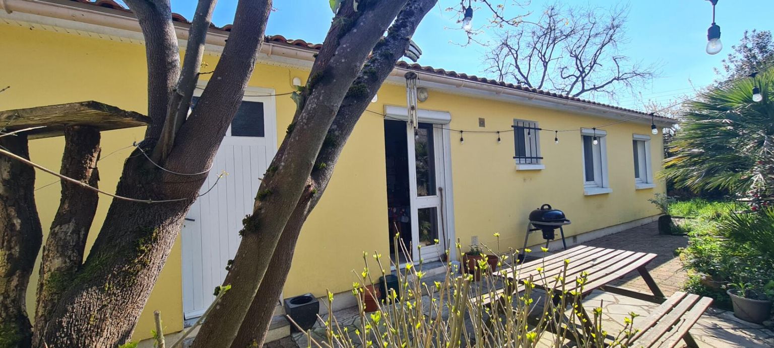 CLISSON Maison Clisson 5 P . 3 Chs . Bureau . 81.29 M² . T 377 M² . Terrasse . Garage 3