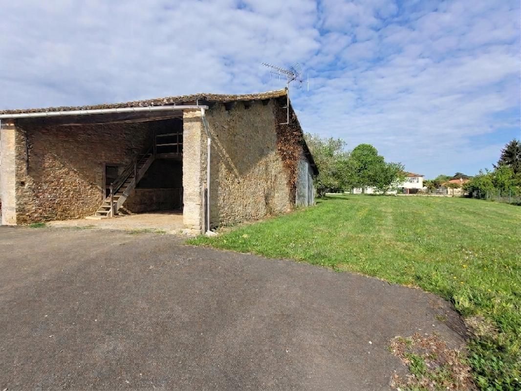 CHAMPDENIERS-SAINT-DENIS Grange Champdeniers 1 pièce(s) 100 m2 1